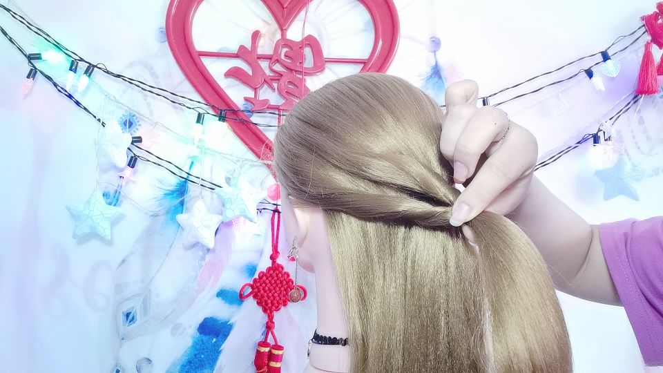 法式慵懒低马尾扎法学生党短发,短头发怎样扎低马尾好看又简单