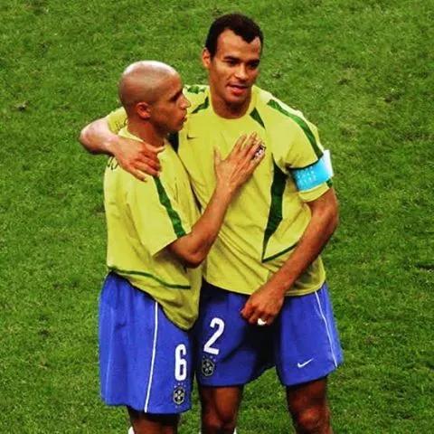 为什么现在顶级边后卫这么少,为什么边后卫身价高