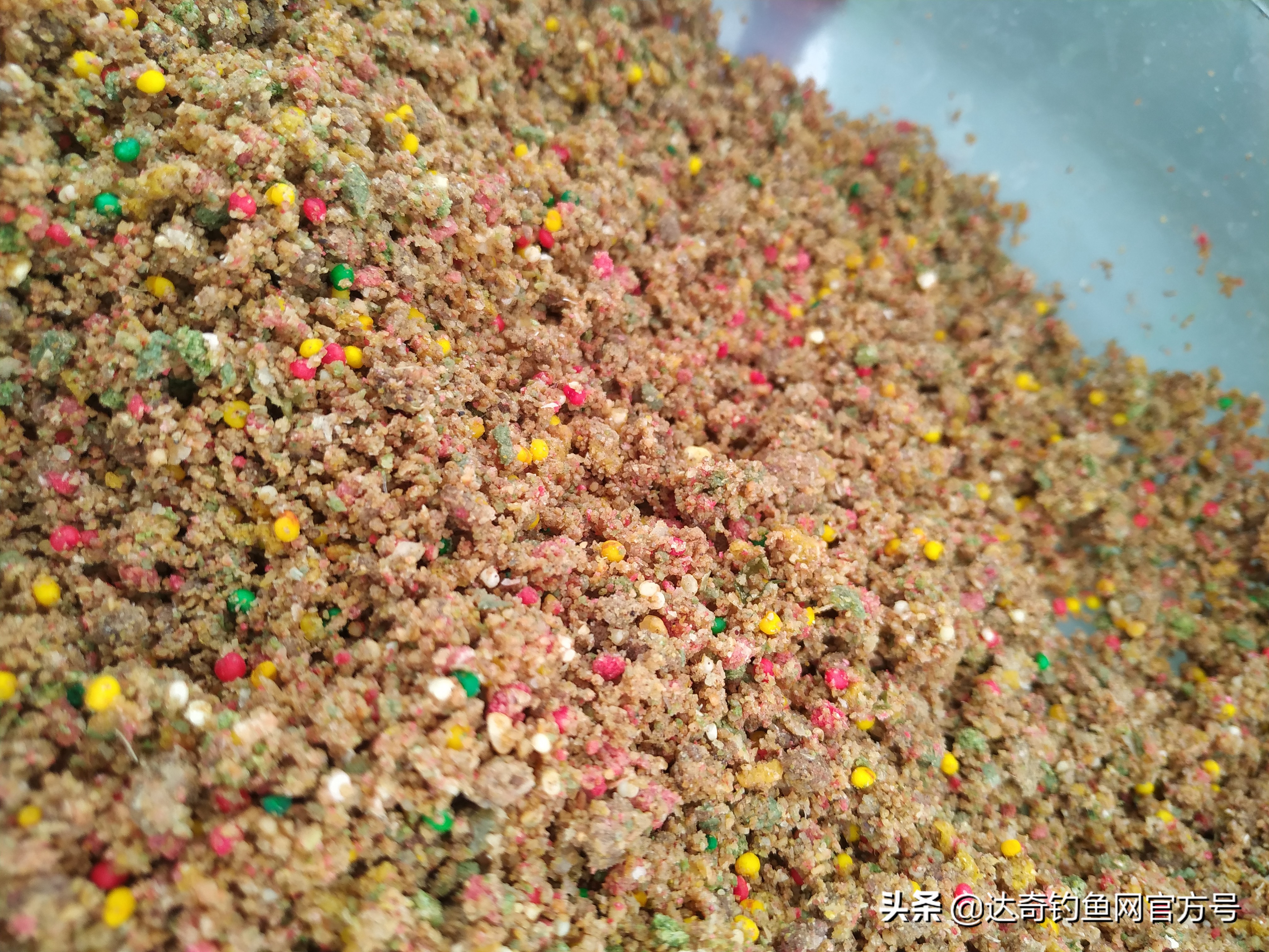 膨化颗粒饵料加什么钓鲫鱼,商品颗粒饵料野钓效果如何