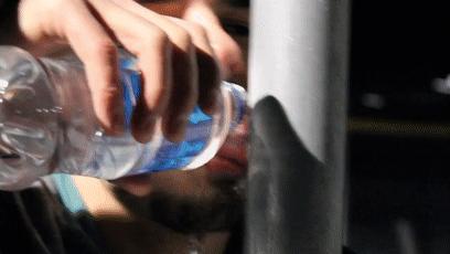 为什么冬天舔铁舌头会粘住,冬天舔铁栏杆为什么粘舌头