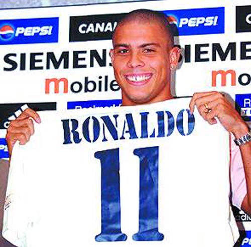 老特拉福德为罗纳尔多鼓掌,罗纳尔多3球