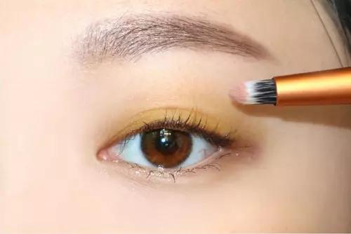 亮色眼影颜色搭配和画法美炸天,眼影画法新手亮色系列