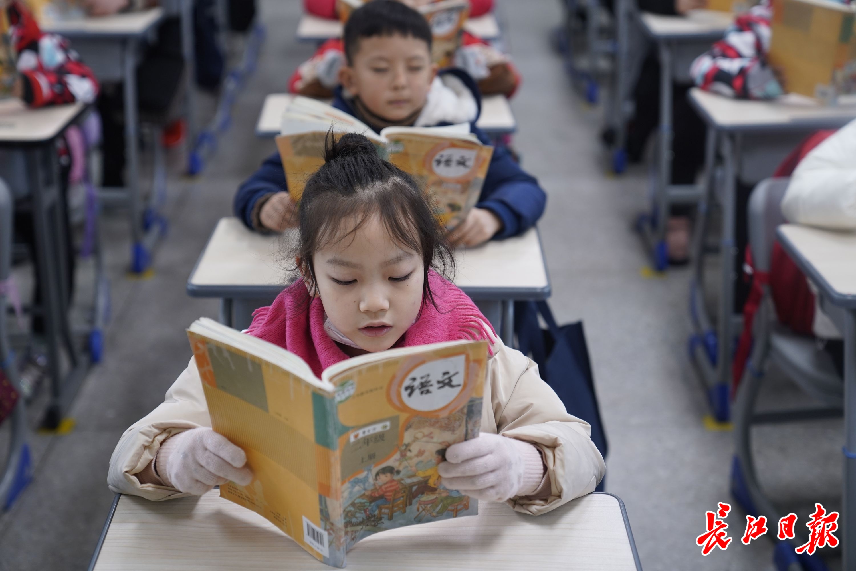 “家门口就有好学校，打心眼里高兴”，全职妈妈送两个孩子上学只要10分钟