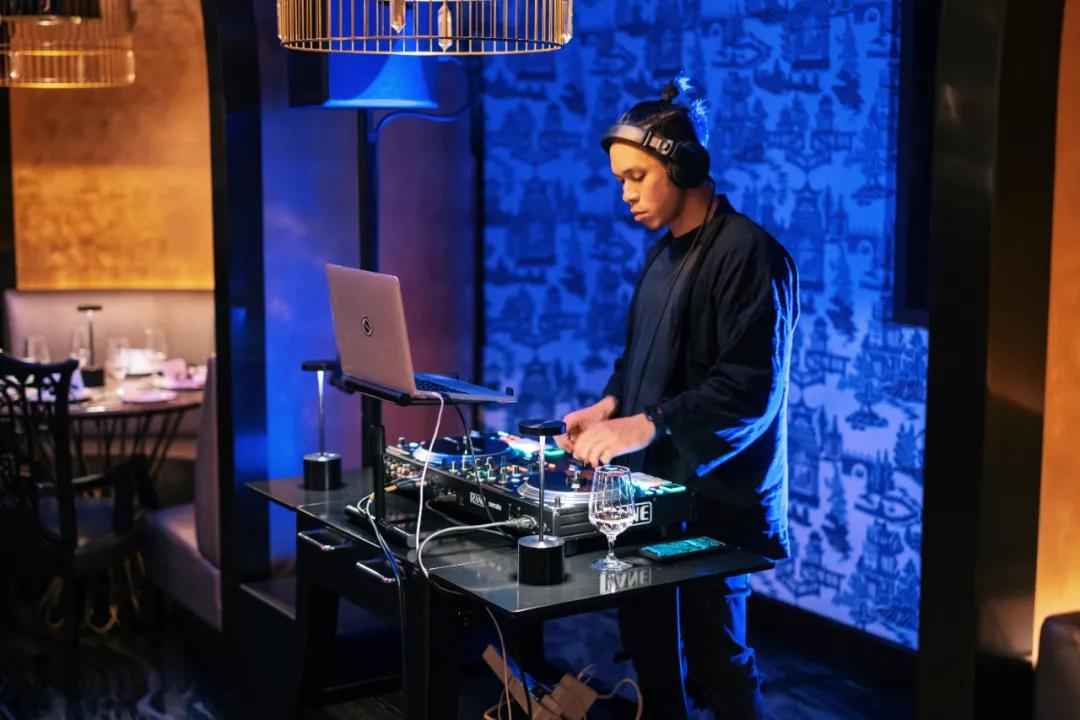 200块钱住北京,200块住酒店吃大餐