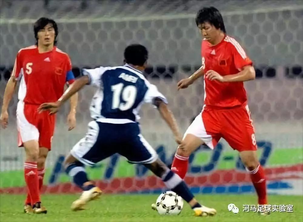 「足球八卦」一场比赛二位大佬三个李姓四张老图五个城市六小天鹅