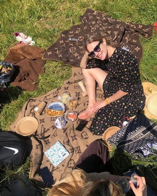 LV太子妃野外聚餐，遍地LV围巾当餐布用，满是金钱的味道看着心疼