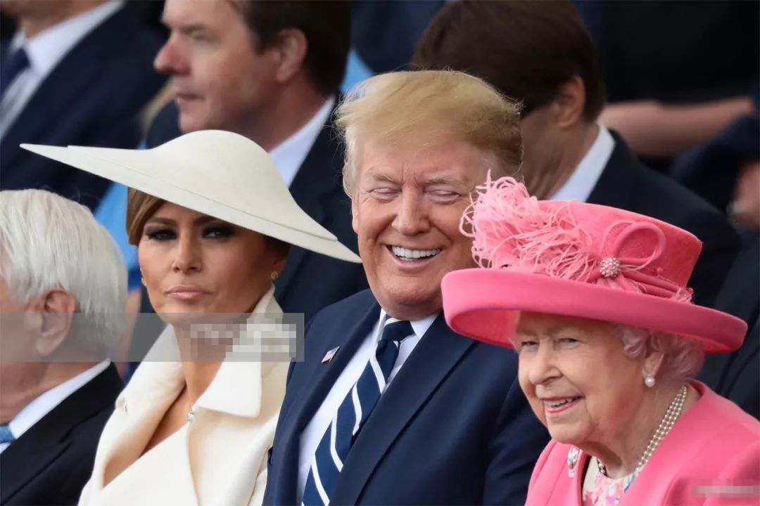 93岁女王带查尔斯出席活动，全场起立时，女王给儿子一个特别眼神