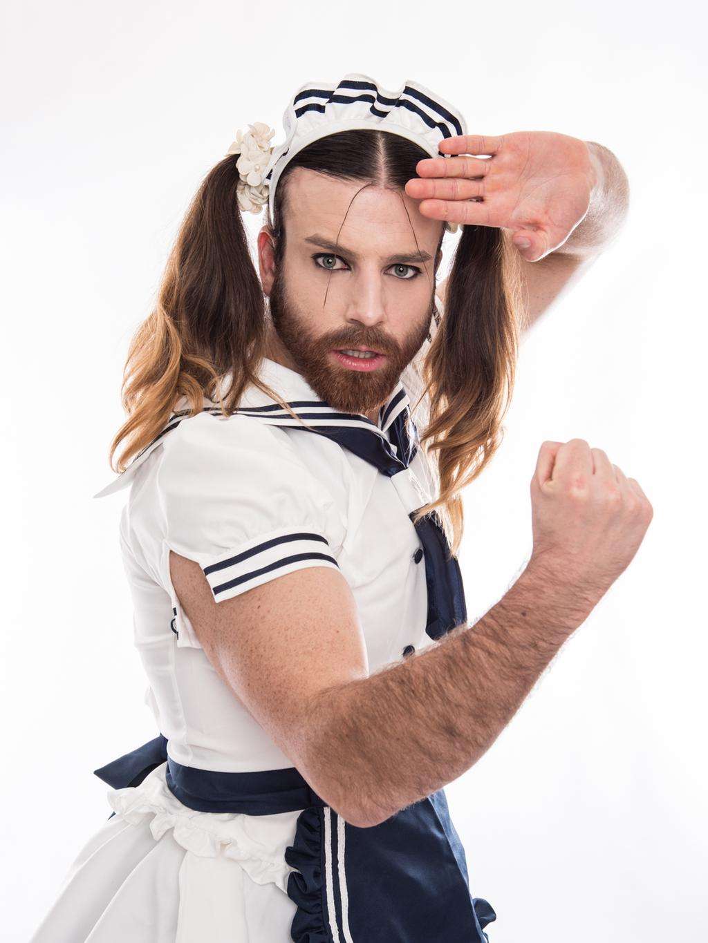 14岁就尝试女装的大胡子辣妹，男装更有型，能迷倒千万少女