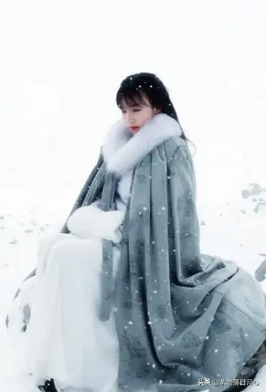 一个丑到瘫，一个美若仙，为何都能“火”？