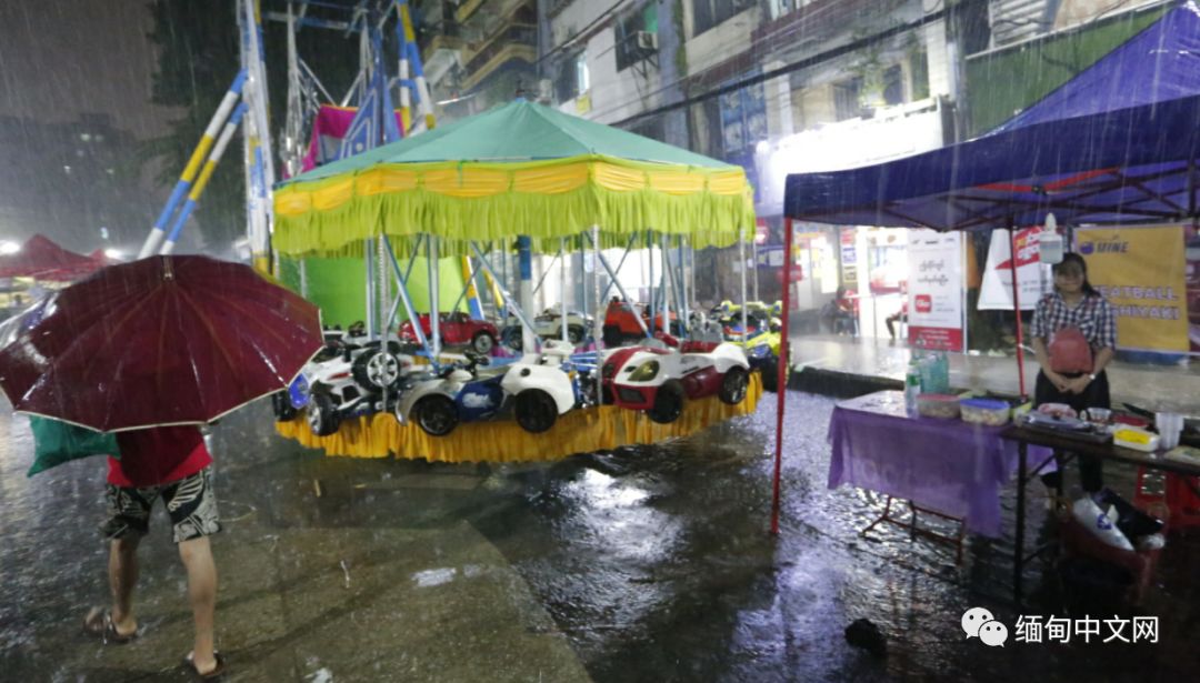 仰光雷雨，积水没过大腿，不少车子在水中“游”