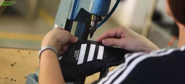 阿迪达斯没有三杠标志是正品吗,阿迪达斯三条杠下面没有英文