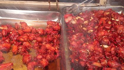 排的队比街道长!这条街什么来头?