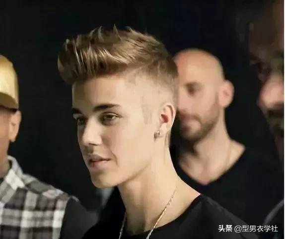 男生头发烫了之后什么发型合适,男生发型偏左还是右合适