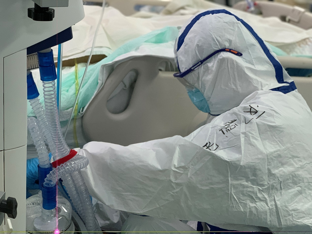 前线医护人员icu,icu医务人员忙碌视频