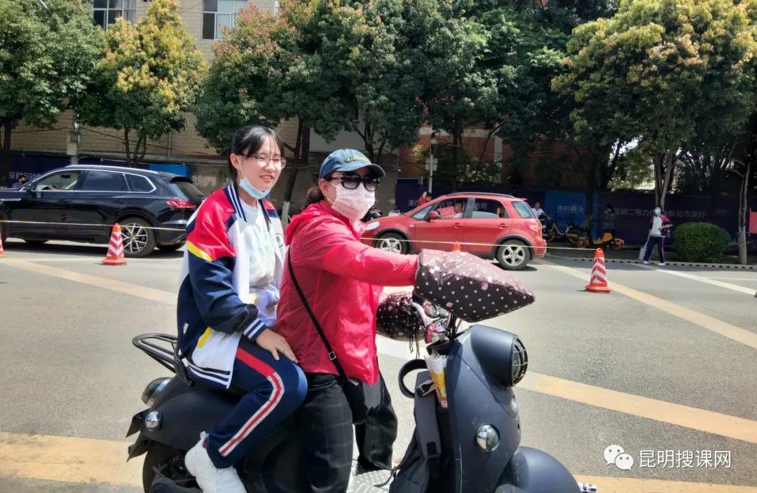 中考送考是给孩子信心还是压力,中考是学校送考还是家长送好