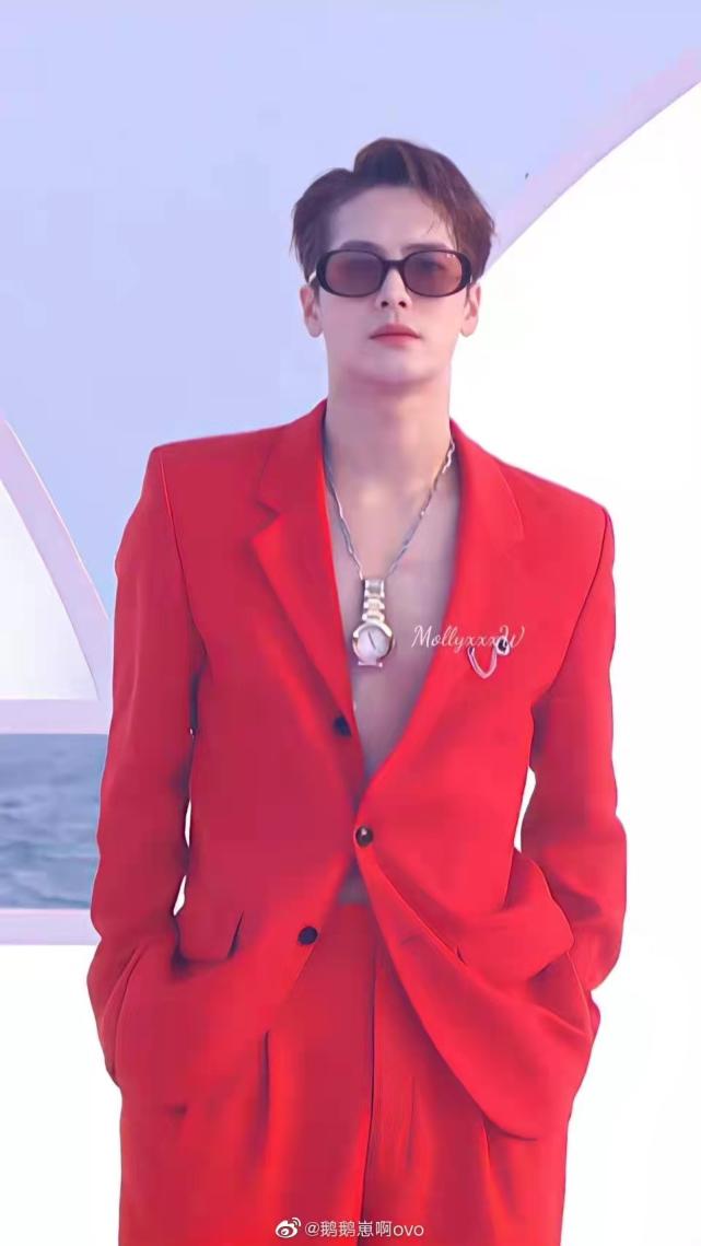 gq盛典蔡徐坤迪丽热巴内场 (gq盛典迪丽热巴蔡徐坤同框)