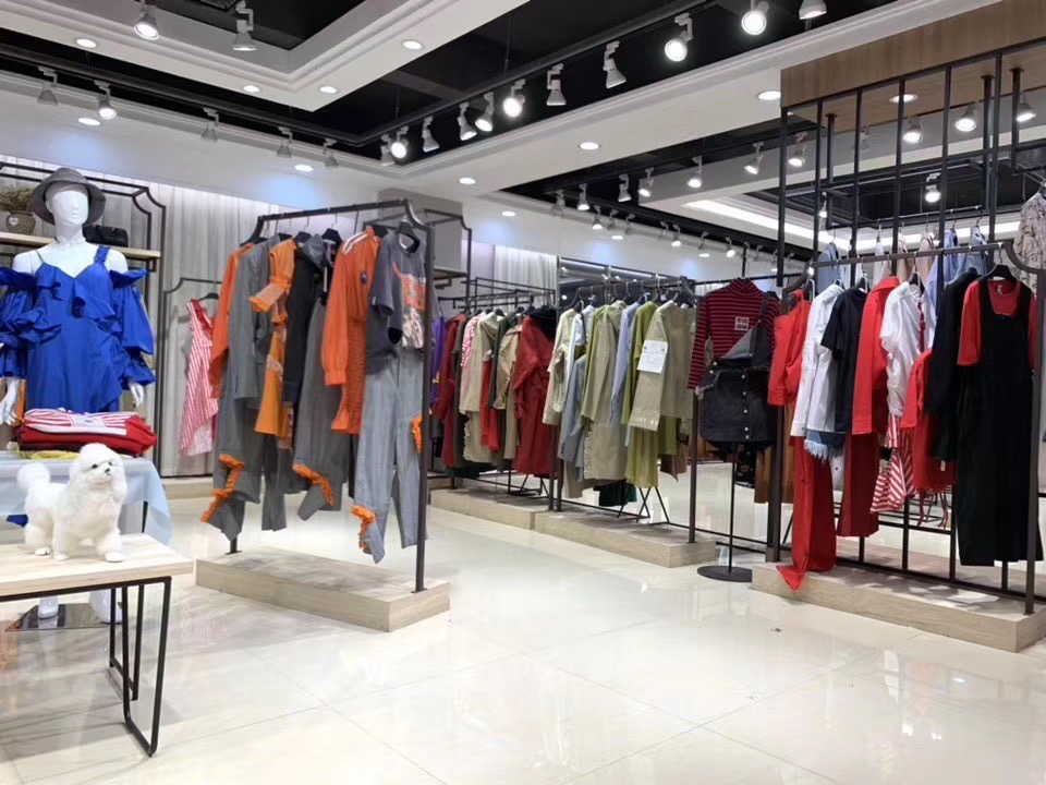 乌丫大牌女装折扣批发,品牌折扣女装批发公司货源