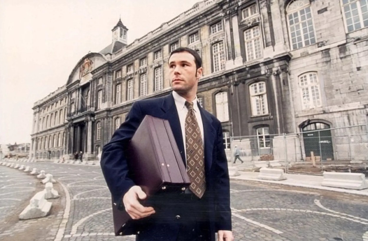 开天辟地形容的人物是谁,开天辟地与哪个人物有关