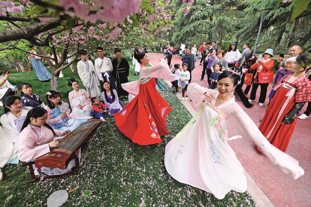 汉服复兴穿的第一件,汉服文化从南方复兴