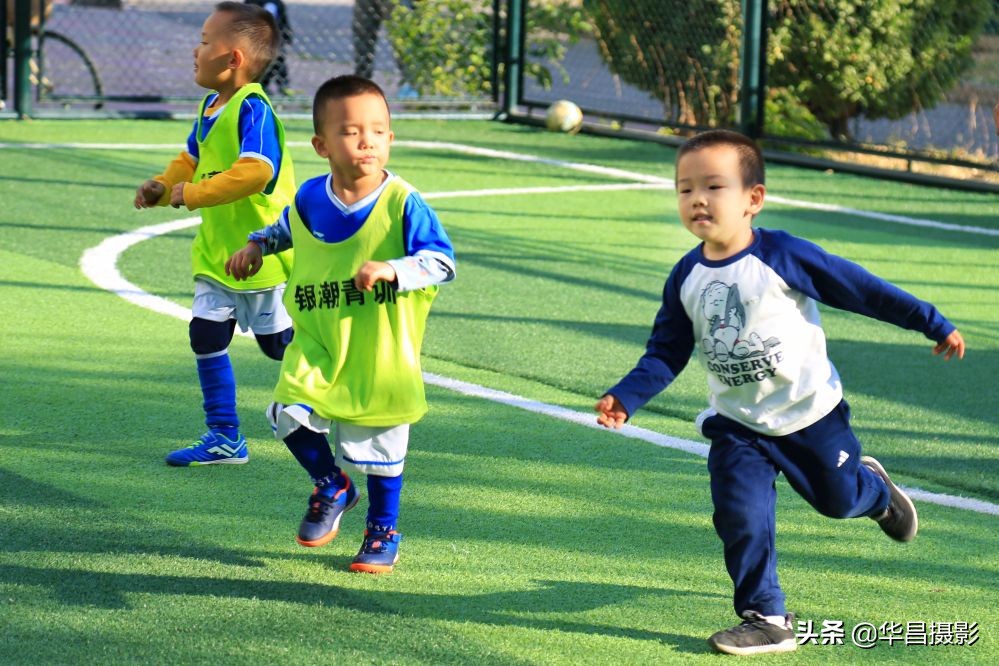 儿童足球训练搞笑瞬间,小孩足球训练10个基本动作