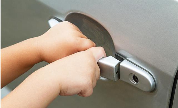 怎么预防开车门静电,开车门经常被静电打怎么办