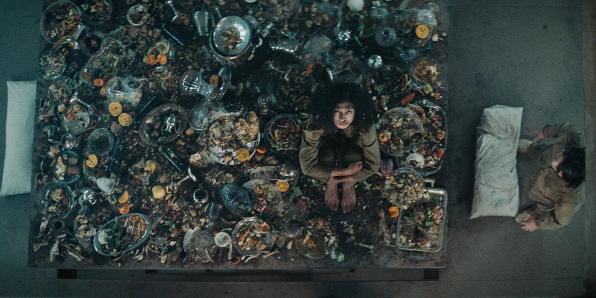 33层监狱顶层的人吃大餐,33层监狱吃饭