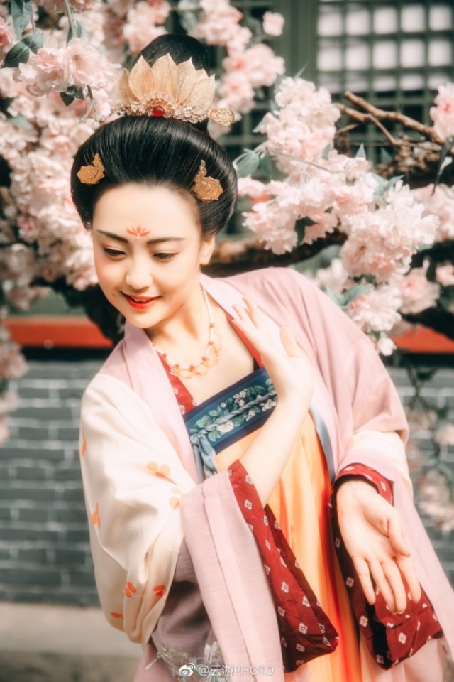 汉服搭配什么样的发型比较好看,各种汉服要搭配什么样的发型呢