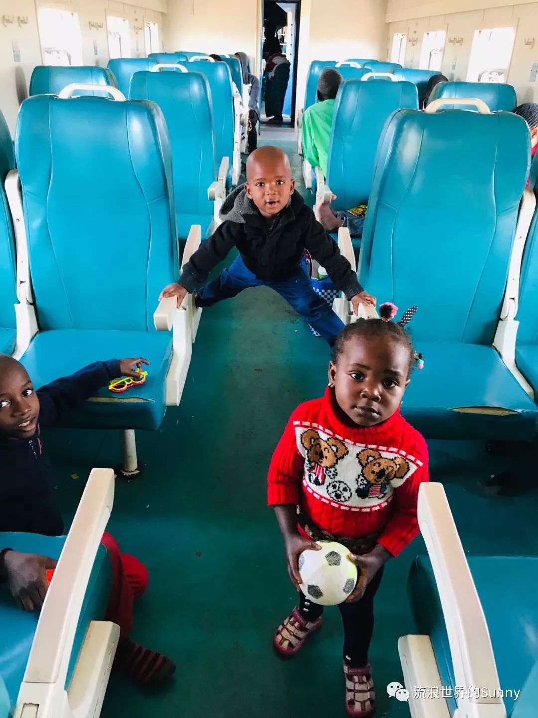 流浪非洲，乘坐中国援建火车去赞比亚，满满的亲切