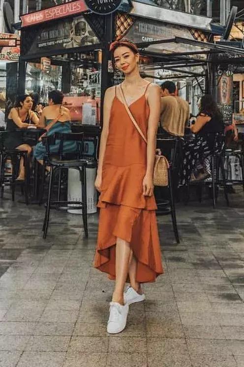 洋气上档次吊带裙秋冬内搭,今年最火的吊带裙内搭