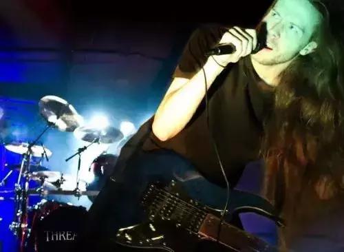 金属惊天*局骗**:生于坟墓的摇滚*子骗**