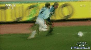 拒绝球场暴力庆祝方式,暴力铲球的防守