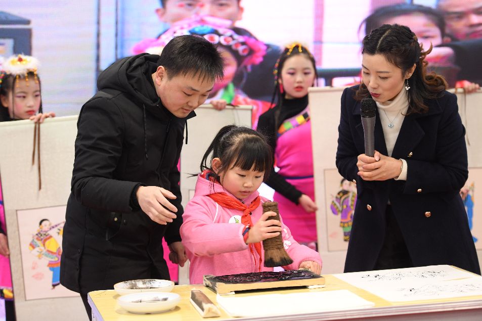 今天，华林小学的孩子们比看到雪还兴奋，原因是？