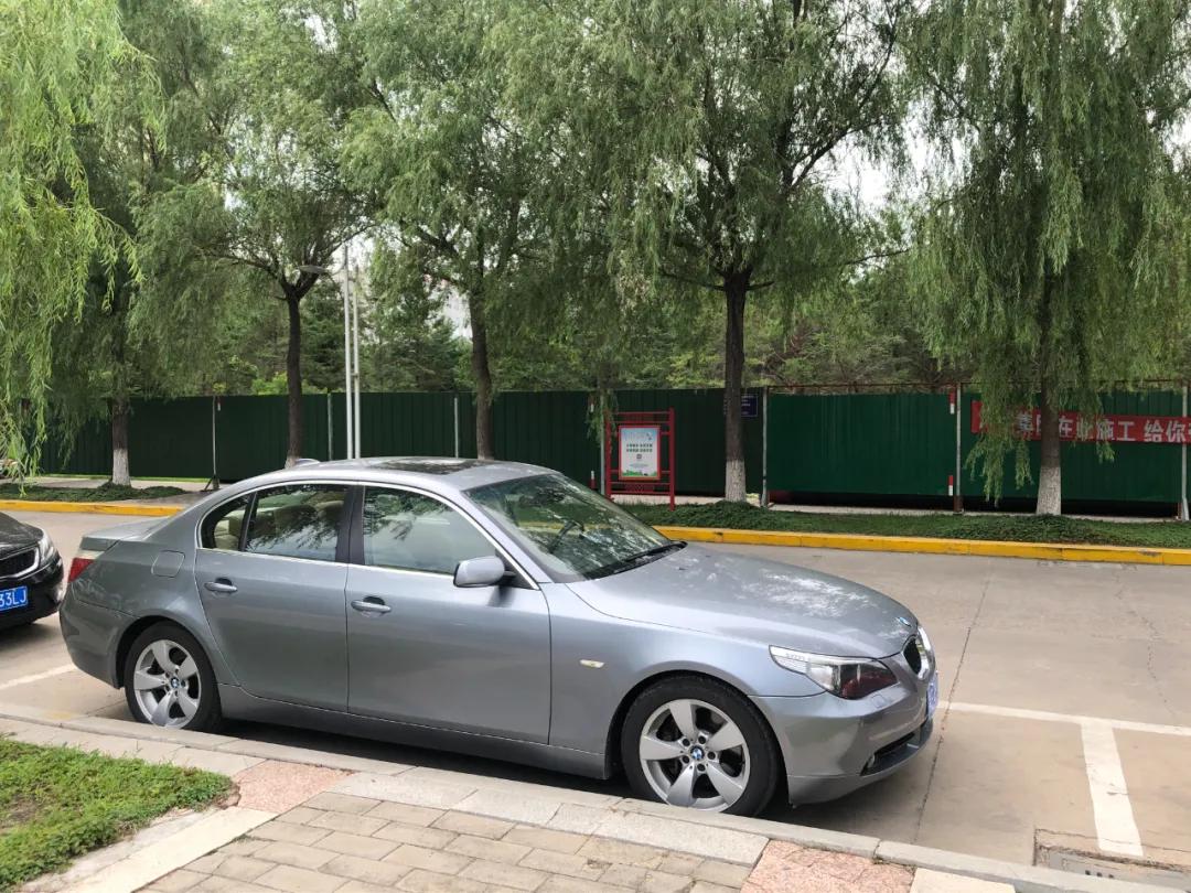 我，月薪2300，买了一辆巴伐利亚味的行政级轿车