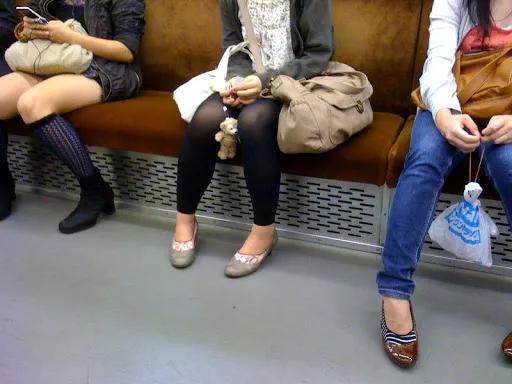 为什么日本女人走路时要低头,走路有尿急的感觉