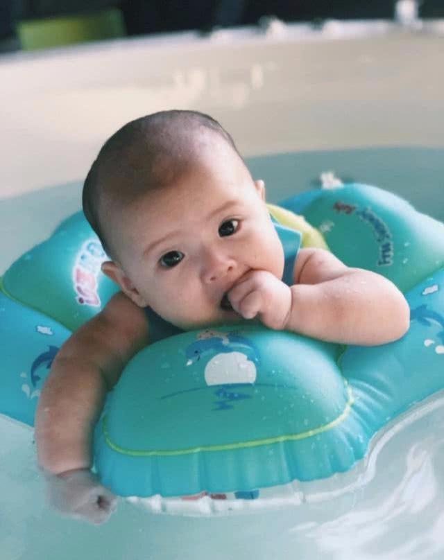 娌堣吘鍜屽瀛愪滑鐨勬悶绗戝悕鍦洪潰,娌堣吘鍜岃嚜宸卞効瀛愮殑鎼炵瑧鐬棿