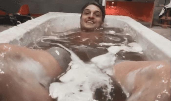 用502胶水泡澡原视频,小伙在502胶水里泡澡