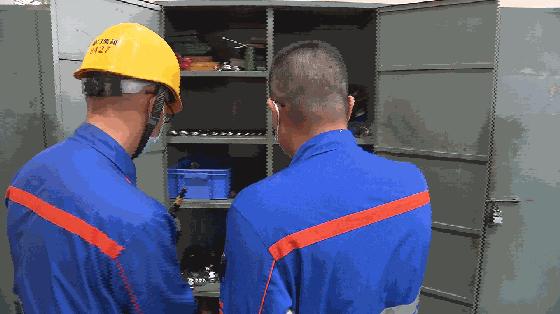 他每天背上近20斤的工具包，从一名“半路出家”的维修工成长为如今的技术状元