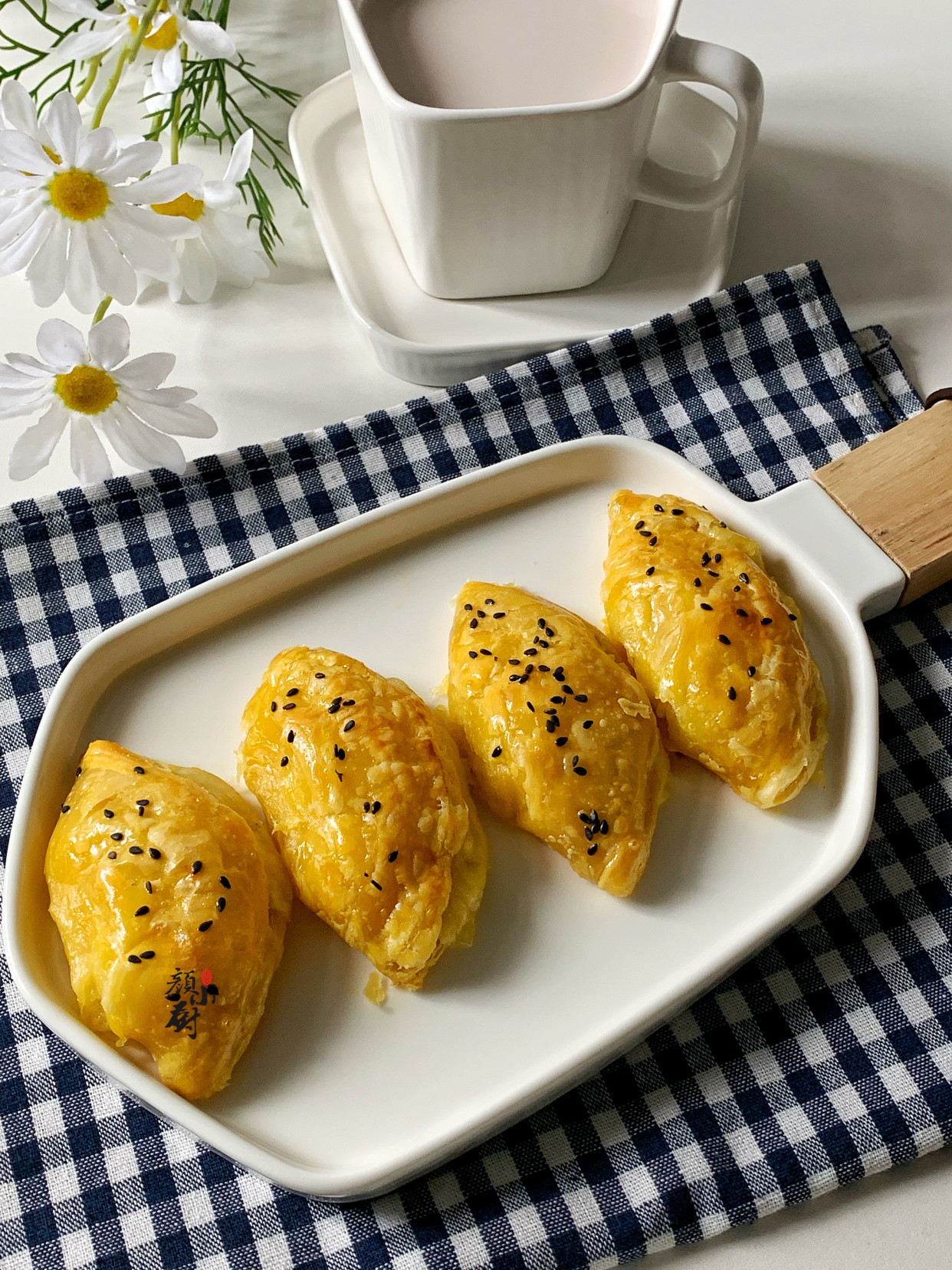 简单很好吃的榴莲酥做法,用蛋挞皮和榴莲做榴莲酥