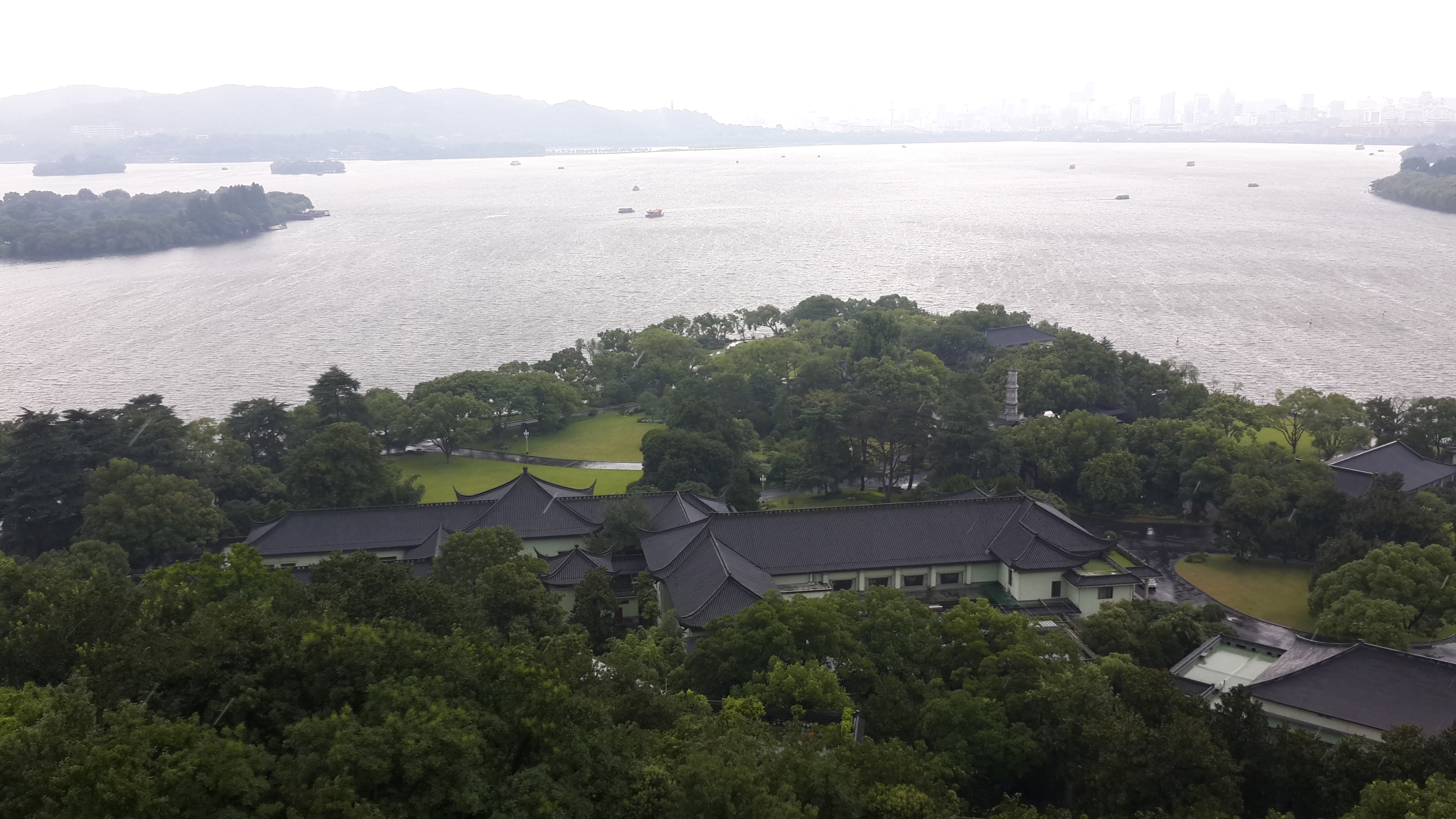 远眺雷峰塔近观西湖景,远眺雷峰塔