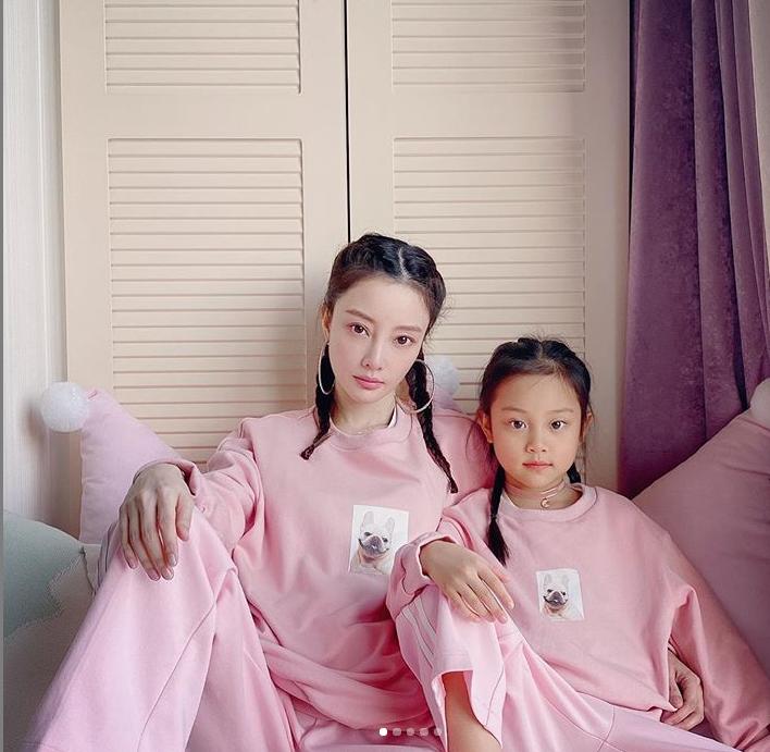 贾乃亮晒李小璐和甜馨合影,李小璐贾乃亮甜馨一家三口上热搜