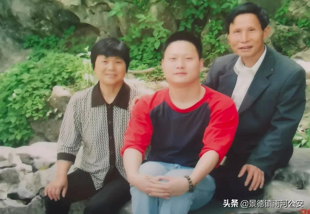 警察下水道寻找尸体,在水下找到尸体