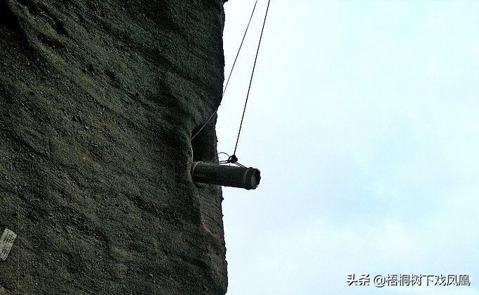 悬崖绝壁的坟墓是怎么修建的,悬崖峭壁上的棺材是怎么上去的