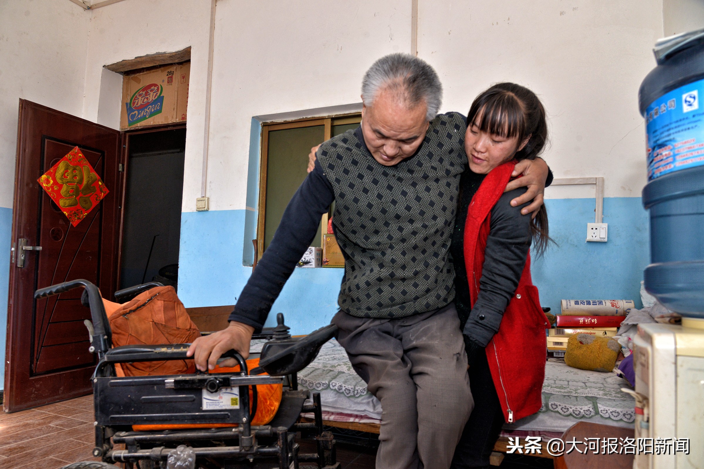 养牛女报恩养父,河南23岁女孩报恩养父深山养牛