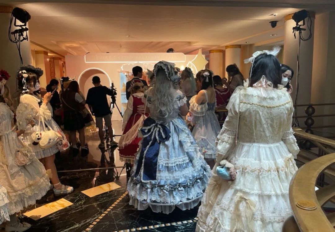 资本争相入局，要把“三坑”服饰做成ZARA？