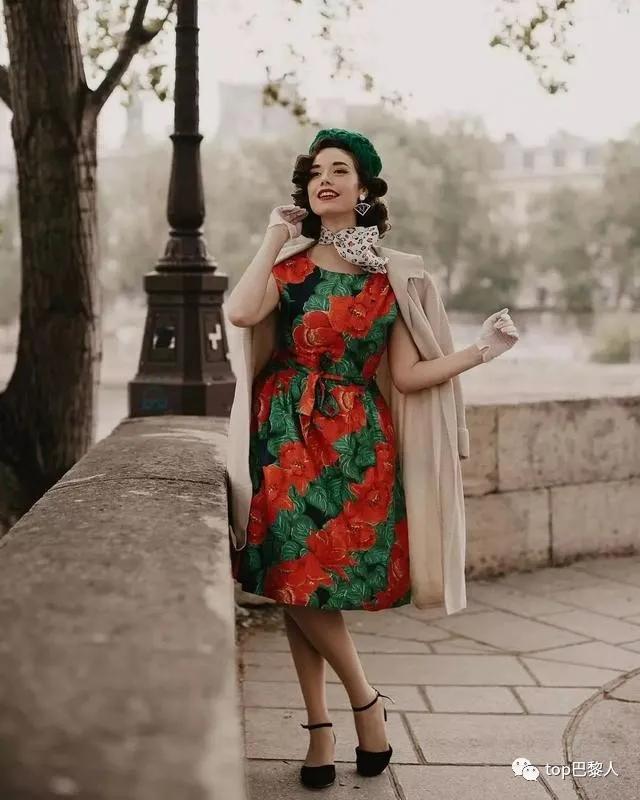 E*杯罩**,小蛮腰,复古装,这个法国小姑娘引发了一阵舔屏狂潮!