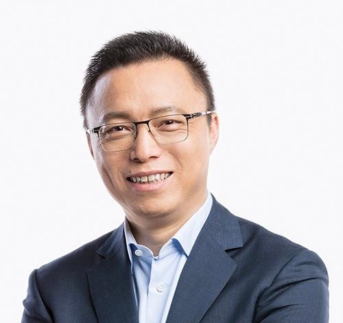 他生于安徽，辅佐马云打造2千亿公司，还给美国大学捐款500万