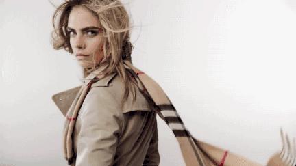 今年流行三角式的围巾,今年流行啥子颜色的围巾