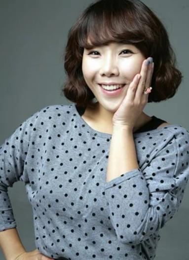 IU新照曝光:牙龈变紫,嘴包不住牙,唇部丰满到越来越像金泫雅