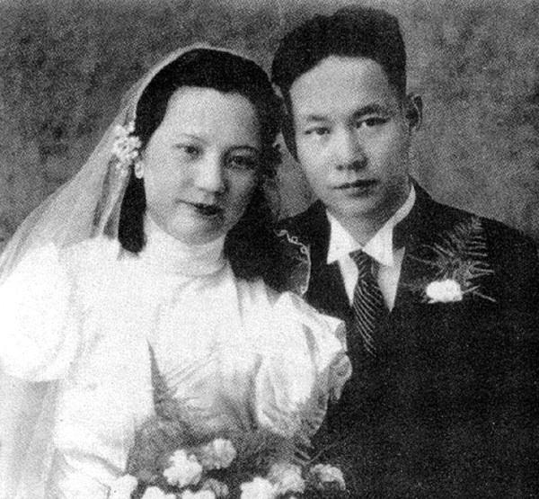 这个华人在美国被称作华人食神,80岁喜得子,老婆是美女还是硕士