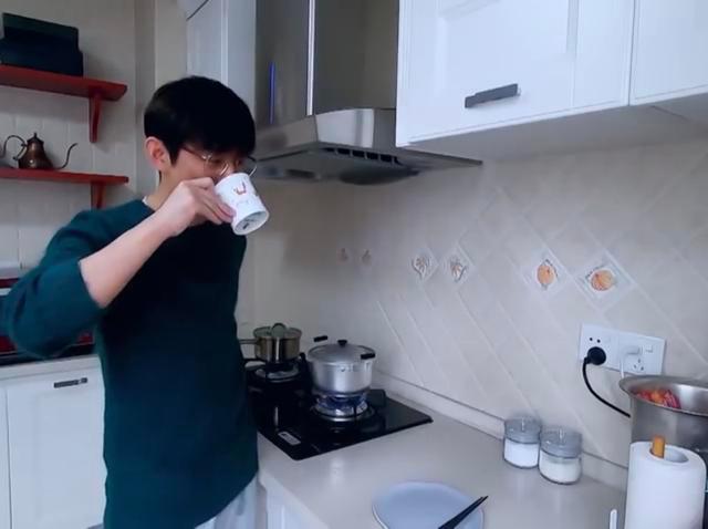 何炅做的酸甜小蛋糕视频,何炅做的美食全过程